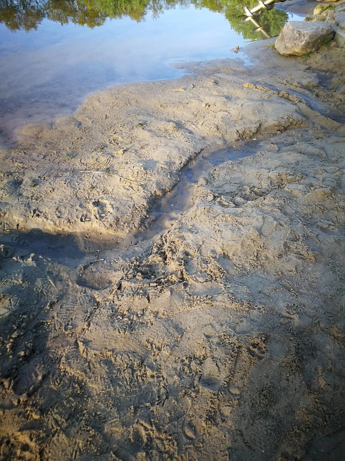 Вид на озеро Ахтердикс с зелеными берегами и голубой водой