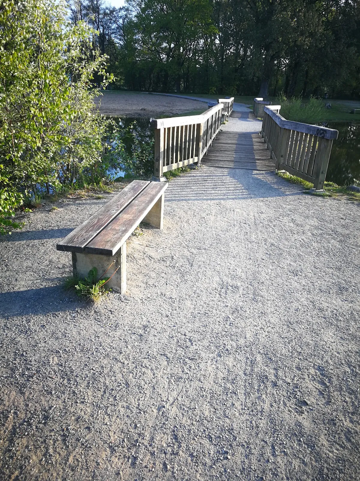 Вид на озеро Ахтердикс с зелеными берегами и голубой водой
