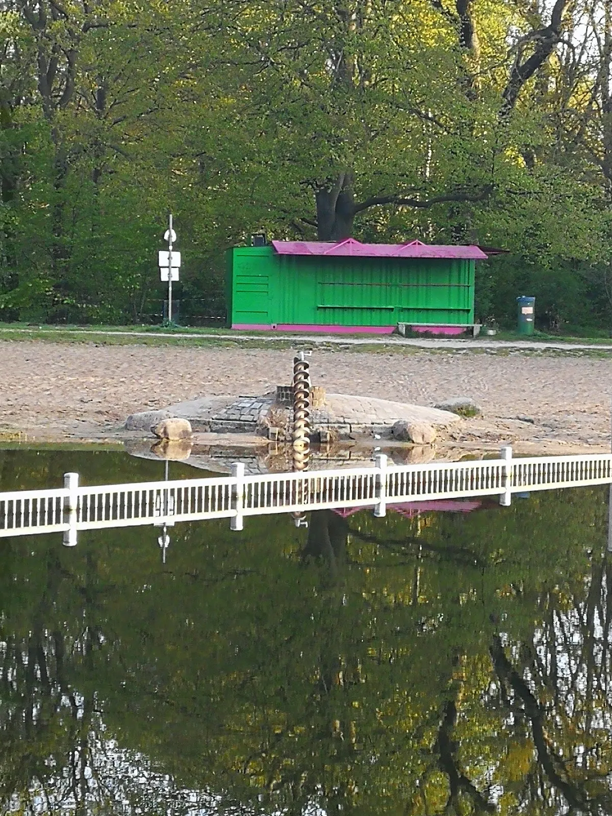 Вид на озеро Ахтердикс с зелеными берегами и голубой водой