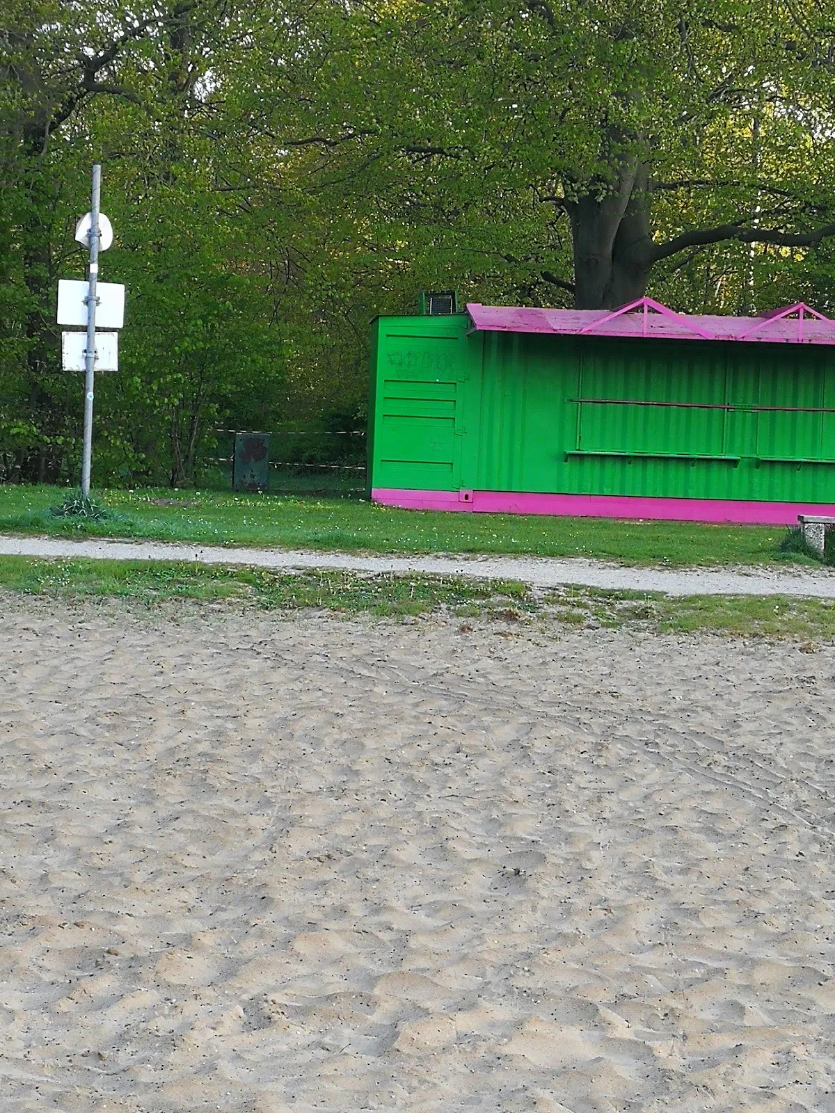 Вид на озеро Ахтердикс с зелеными берегами и голубой водой
