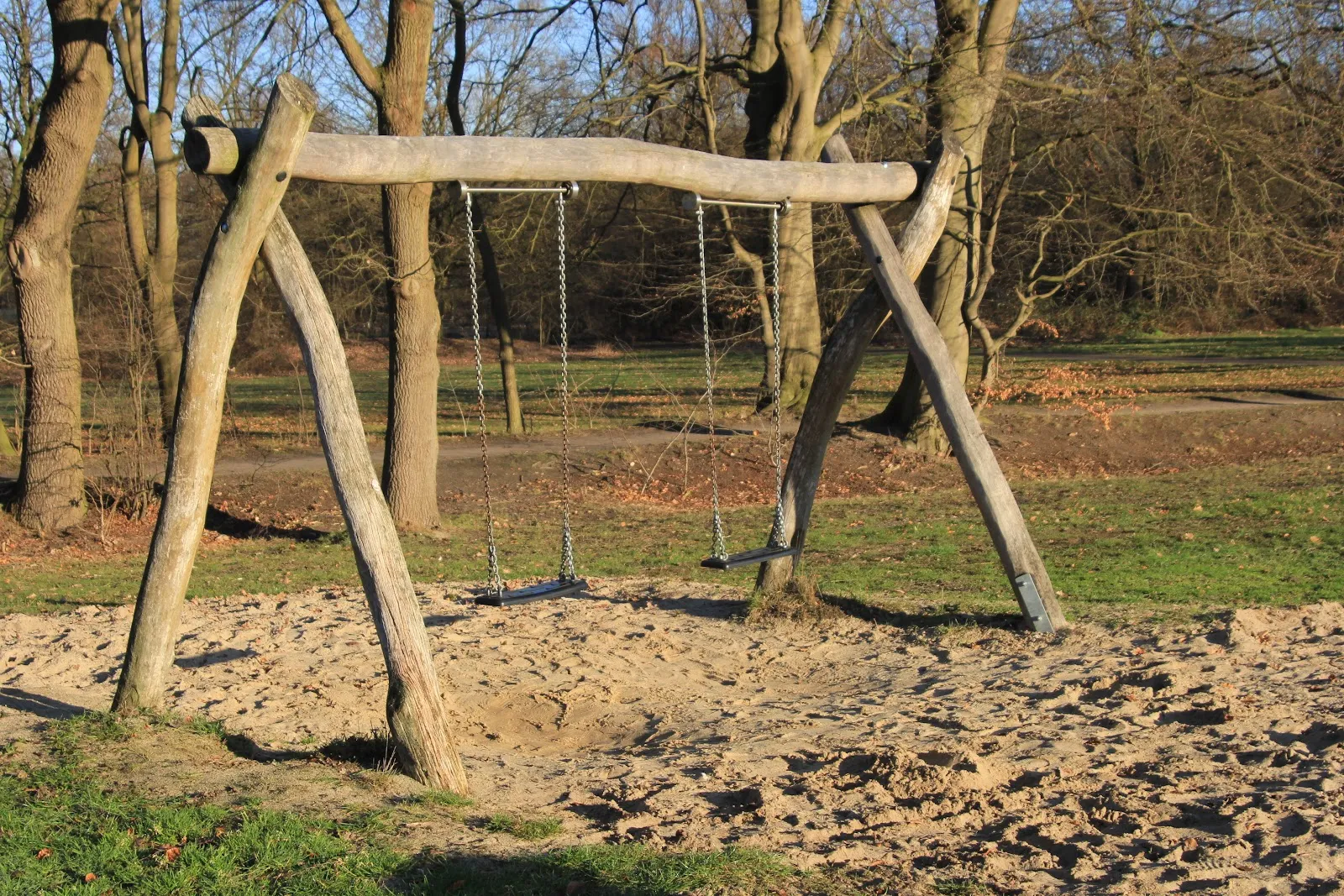 Вид на озеро Ахтердикс с зелеными берегами и голубой водой