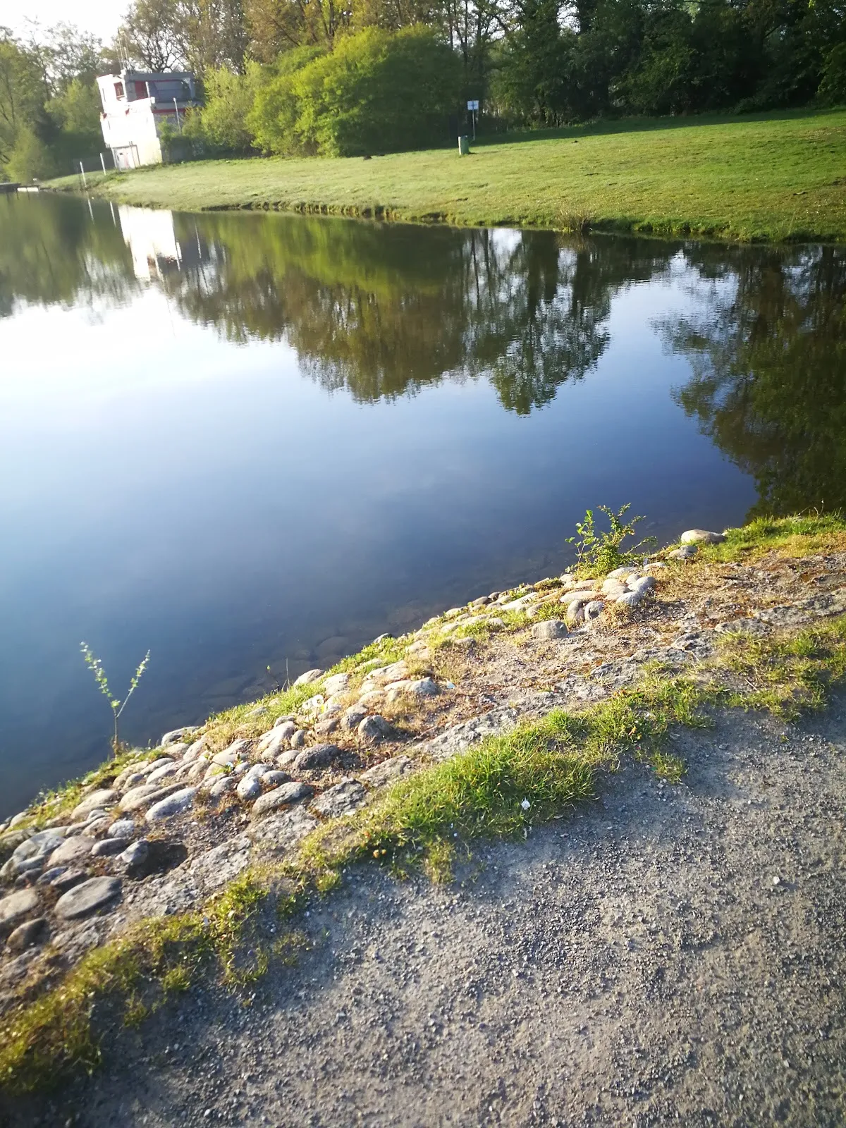 Вид на озеро Ахтердикс с зелеными берегами и голубой водой