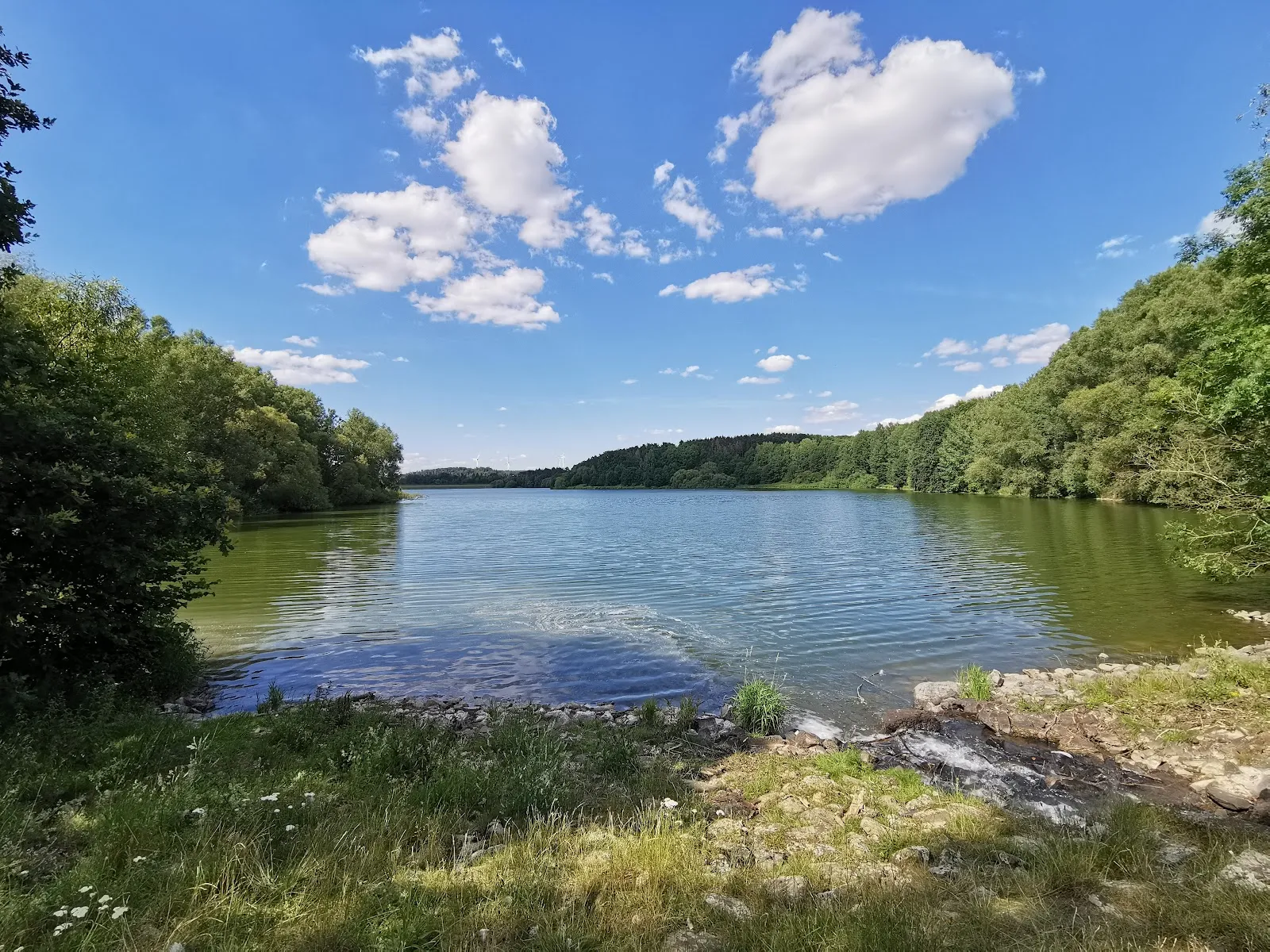 Вид на озеро Антрифт с зелёными берегами и голубой водой