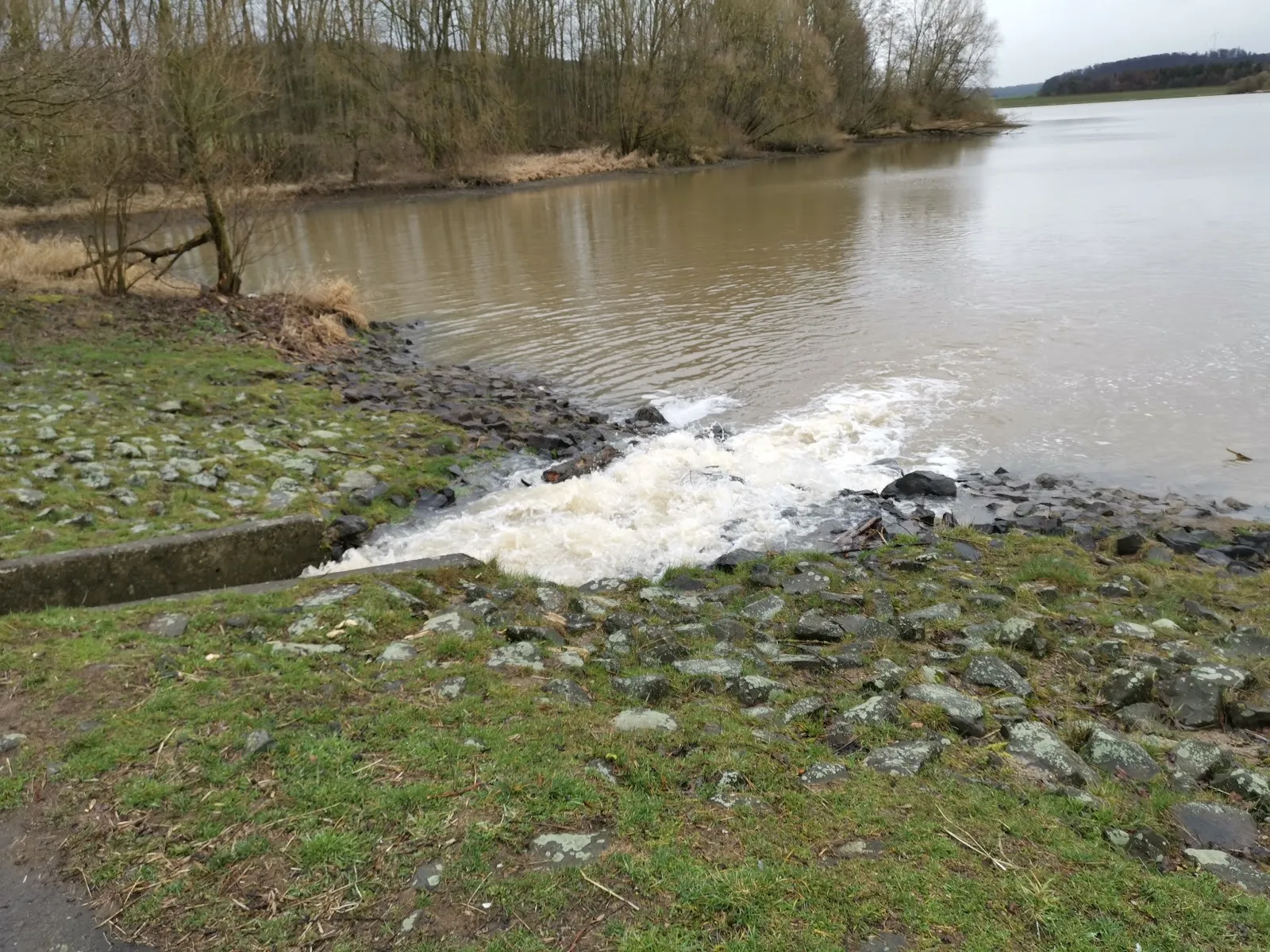 Вид на озеро Антрифт с зелёными берегами и голубой водой