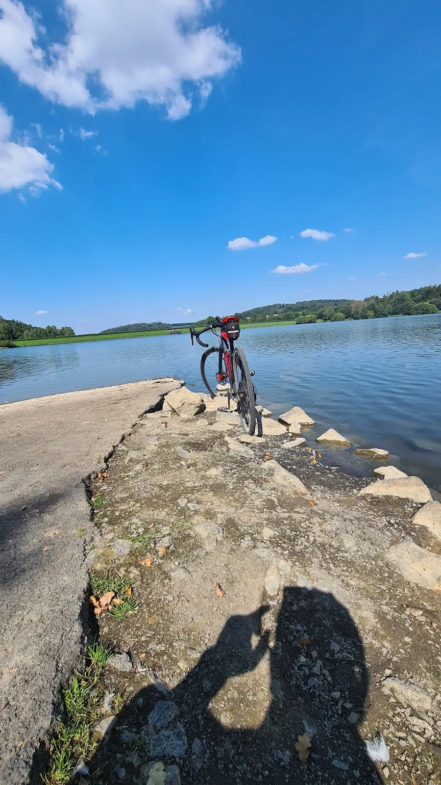 Вид на озеро Антрифт с зелёными берегами и голубой водой