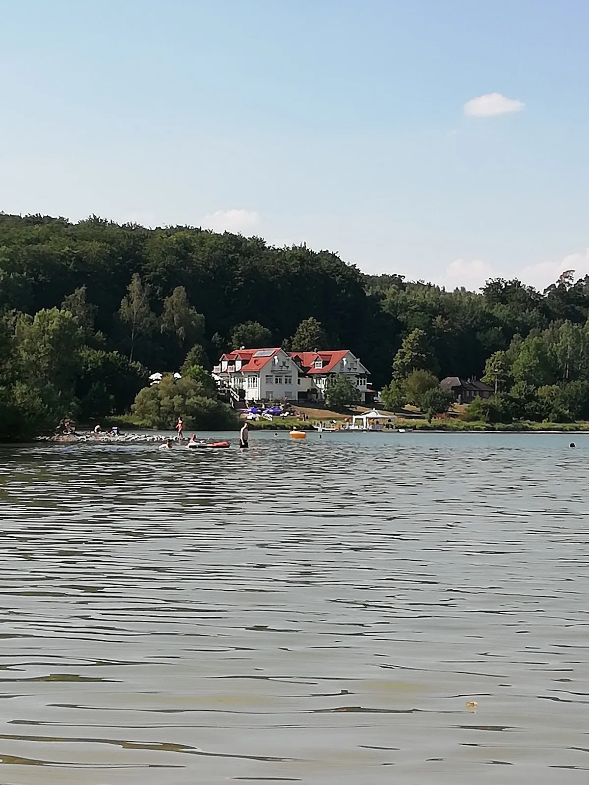 Вид на озеро Антрифт с зелёными берегами и голубой водой