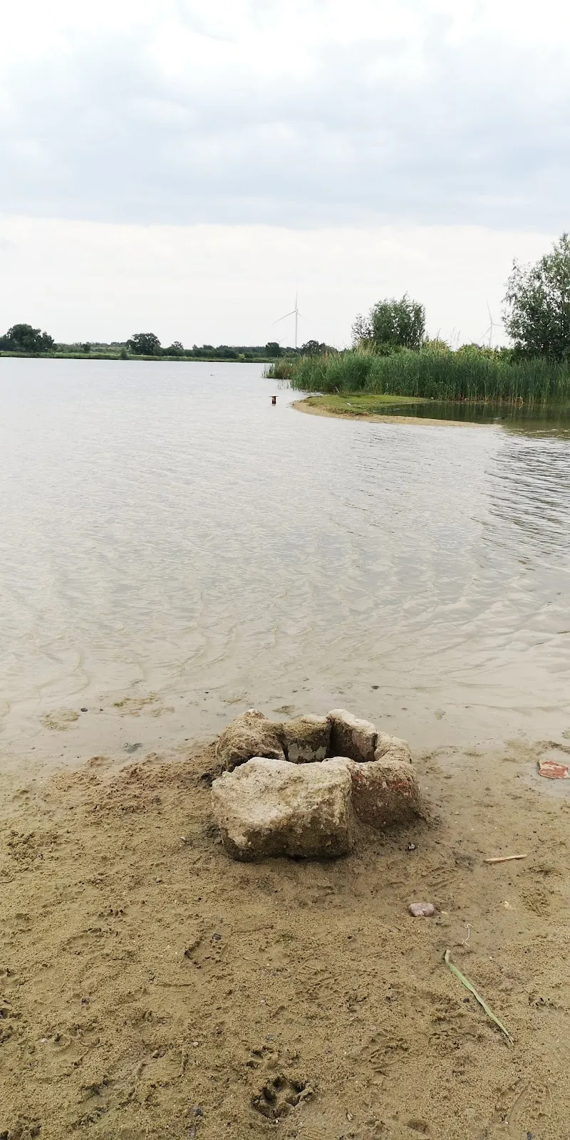 Вид на озеро Беттерсбраак с окружающим садом скульптур