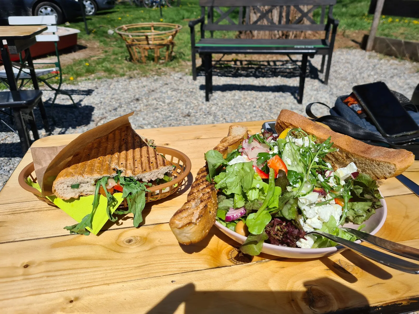 Вид на озеро Бойтванг в Нюртингене, Германия, с зелеными берегами и чистой водой.
