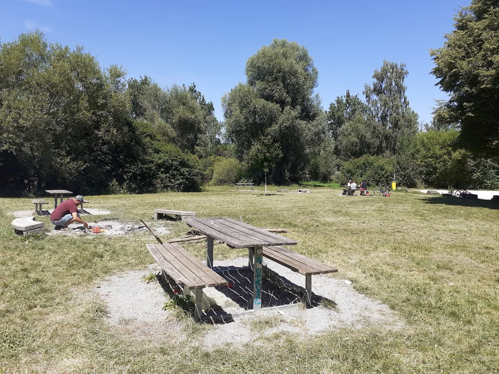 Вид на озеро Бойтванг в Нюртингене, Германия, с зелеными берегами и чистой водой.