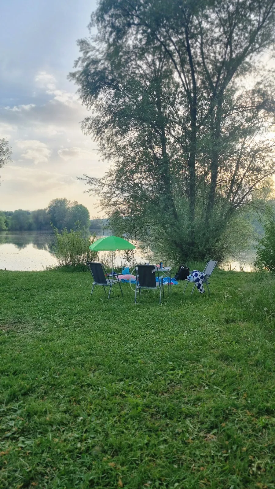 Вид на озеро Бойтванг в Нюртингене, Германия, с зелеными берегами и чистой водой.
