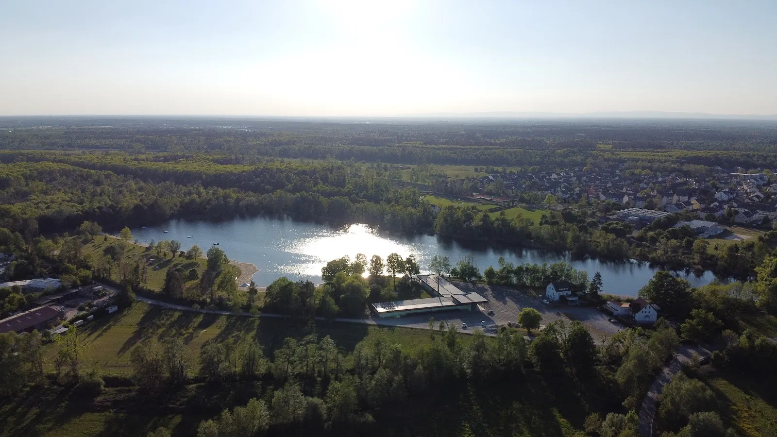 Вид на озеро Бухциг с зеленой травой и деревьями.