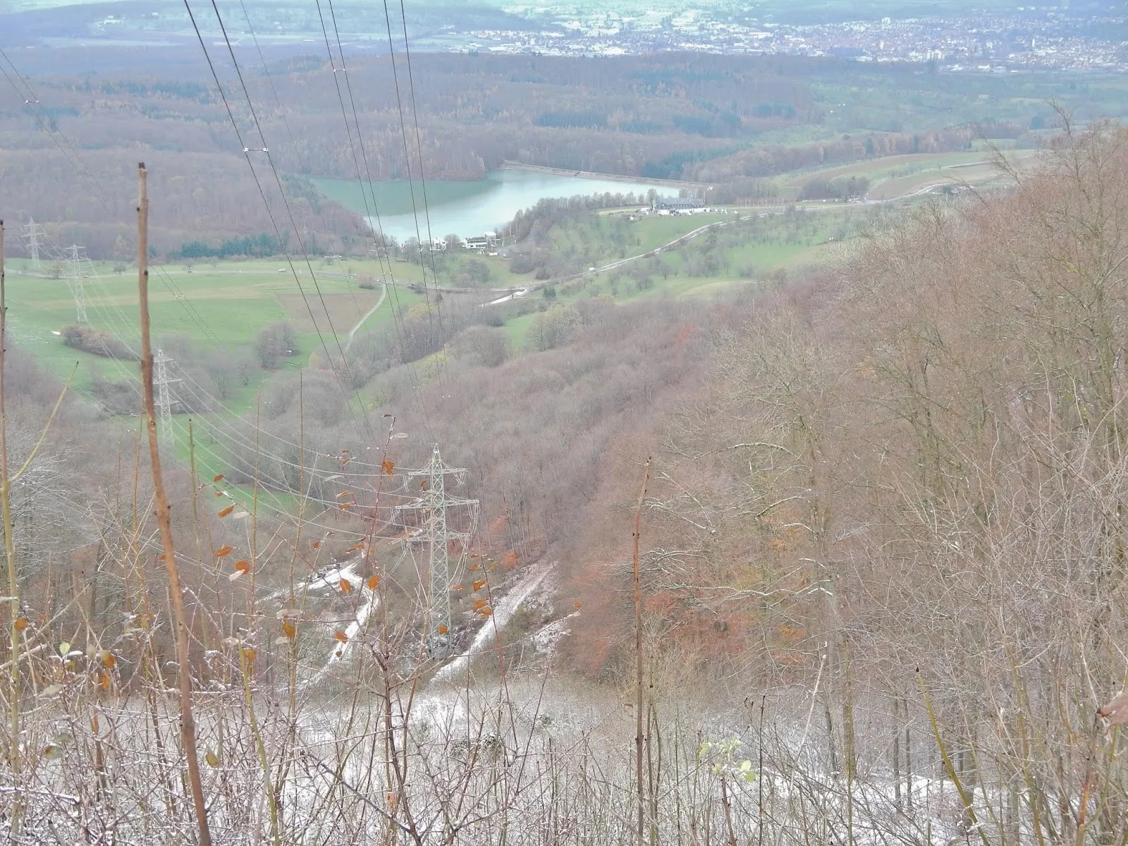 Вид на озеро Глемс с зелеными берегами, Германия