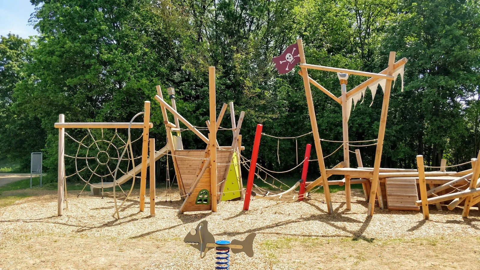 Вид на озеро Хюттензее с берегом и деревьями