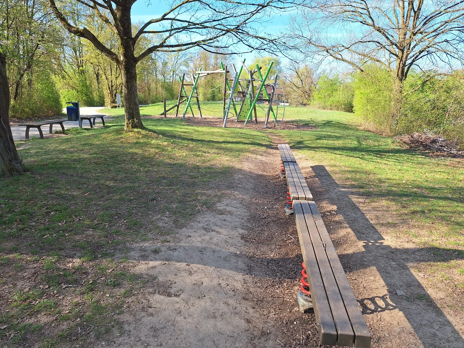 Вид на озеро Хюттензее с берегом и деревьями