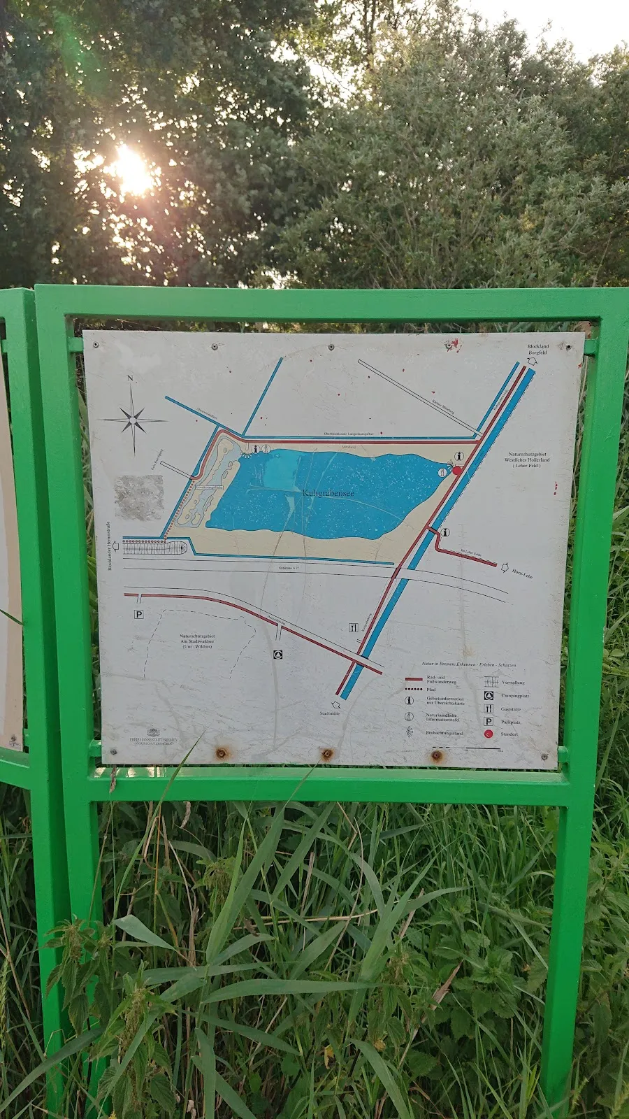 Вид на озеро Куграбензее с зелеными берегами