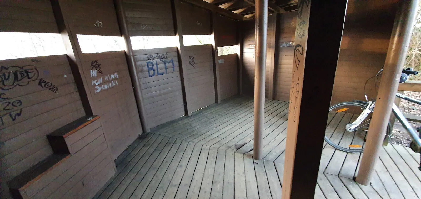 Вид на озеро Куграбензее с зелеными берегами