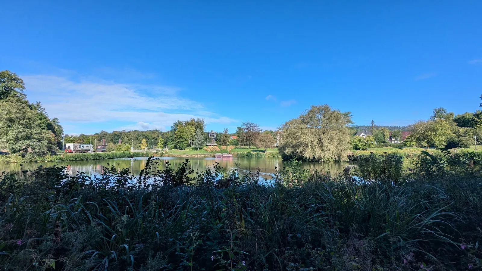 Вид на озеро Шарлоттен в Германии, окруженное зеленью.