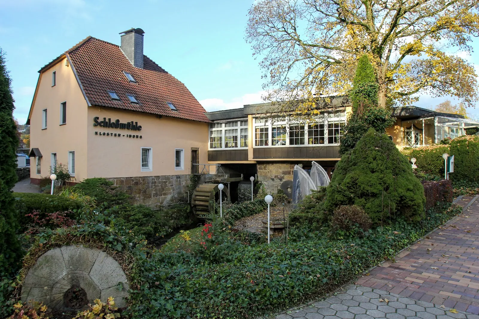 Вид на озеро Шарлоттен в Германии, окруженное зеленью.