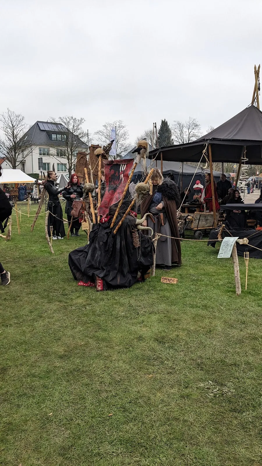 Вид на озеро Шарлоттен в Германии, окруженное зеленью.