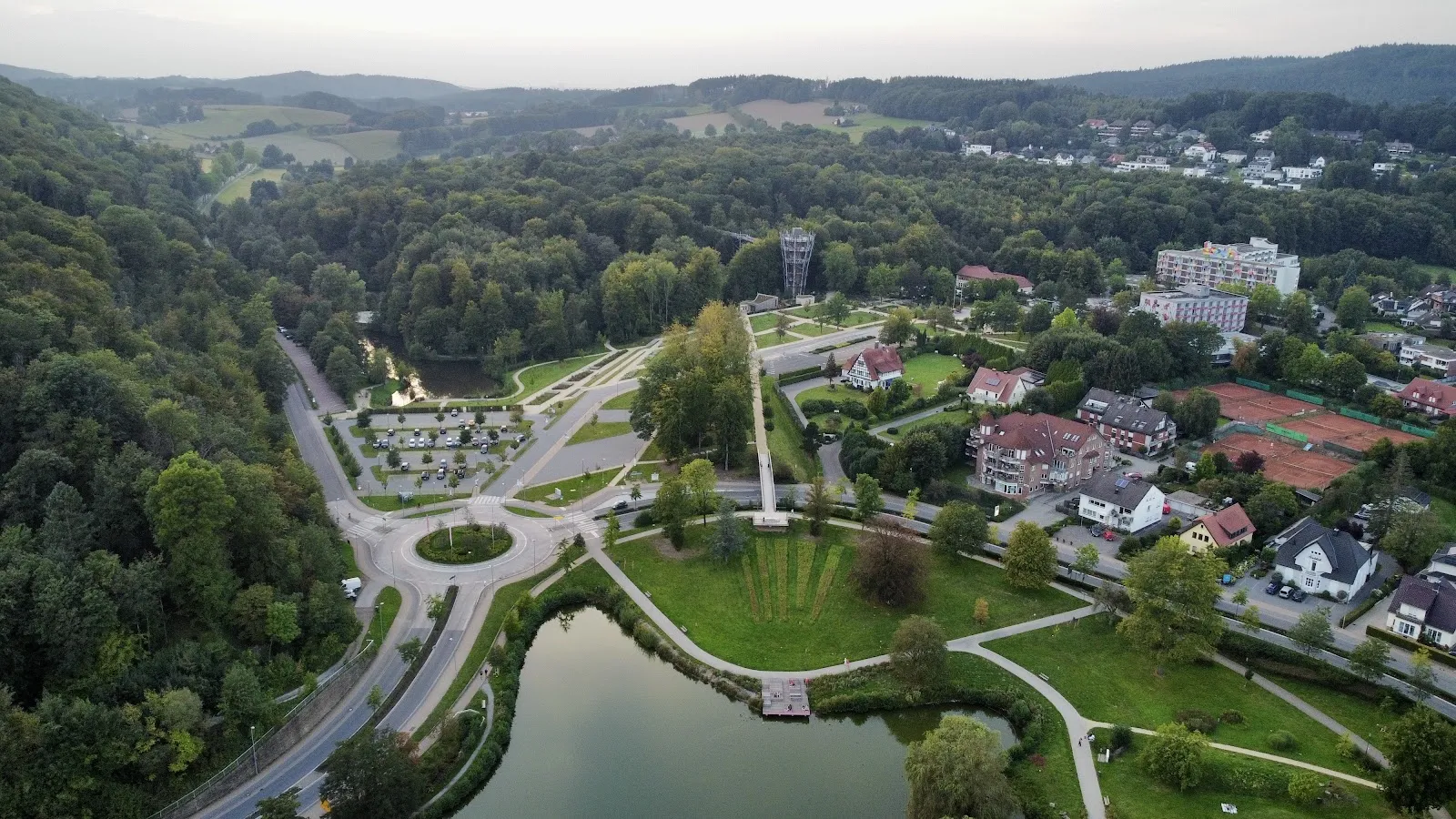 Вид на озеро Шарлоттен в Германии, окруженное зеленью.