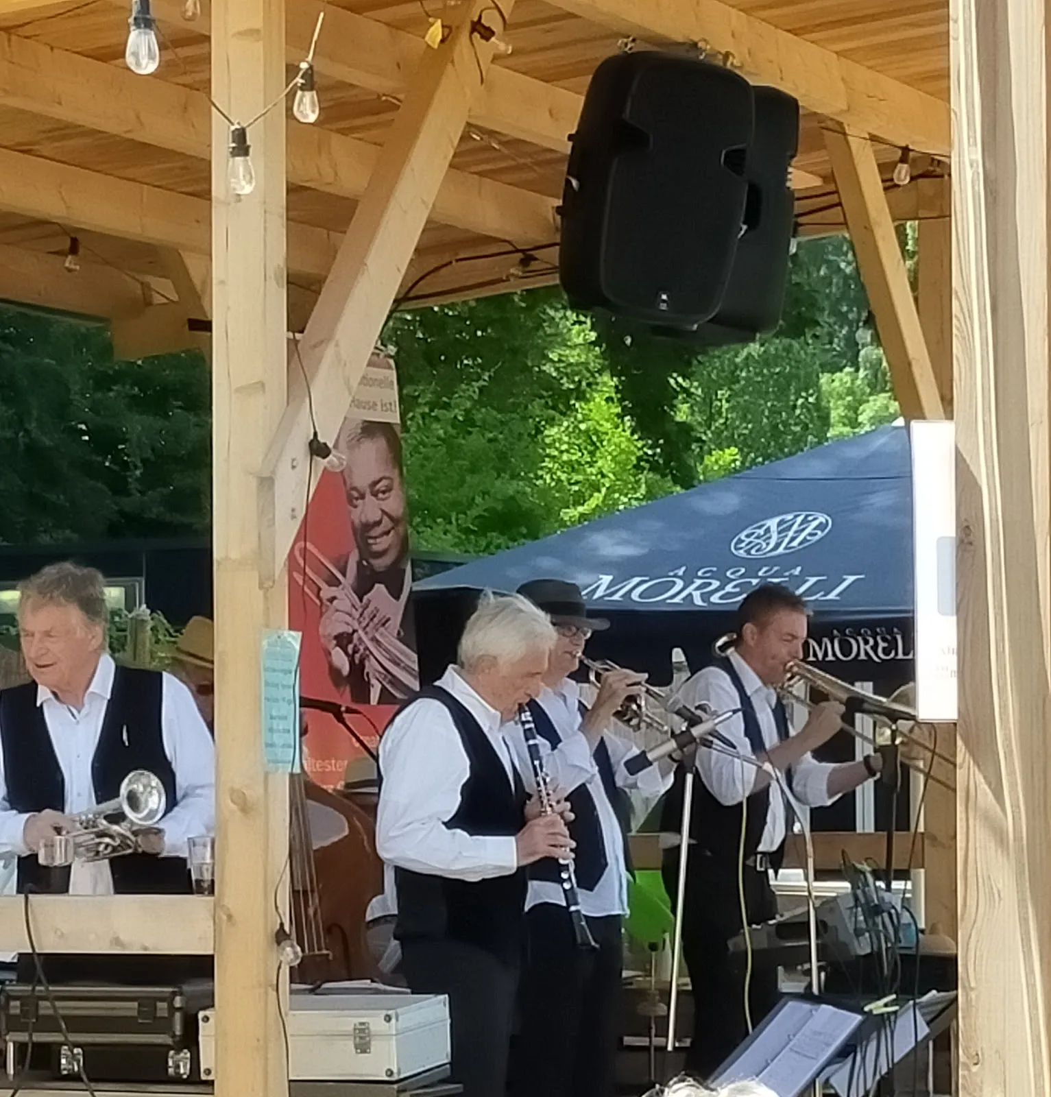 Вид на озеро Шарлоттен в Германии, окруженное зеленью.