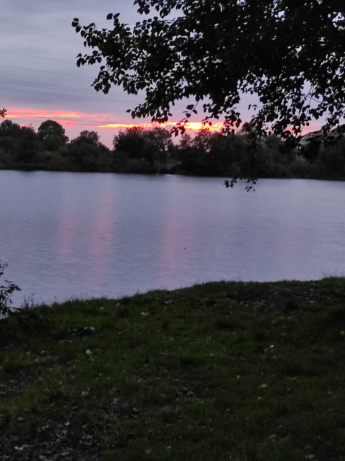 Вид на озеро Валлер-Фельдмарк с зелеными берегами и водной гладью.