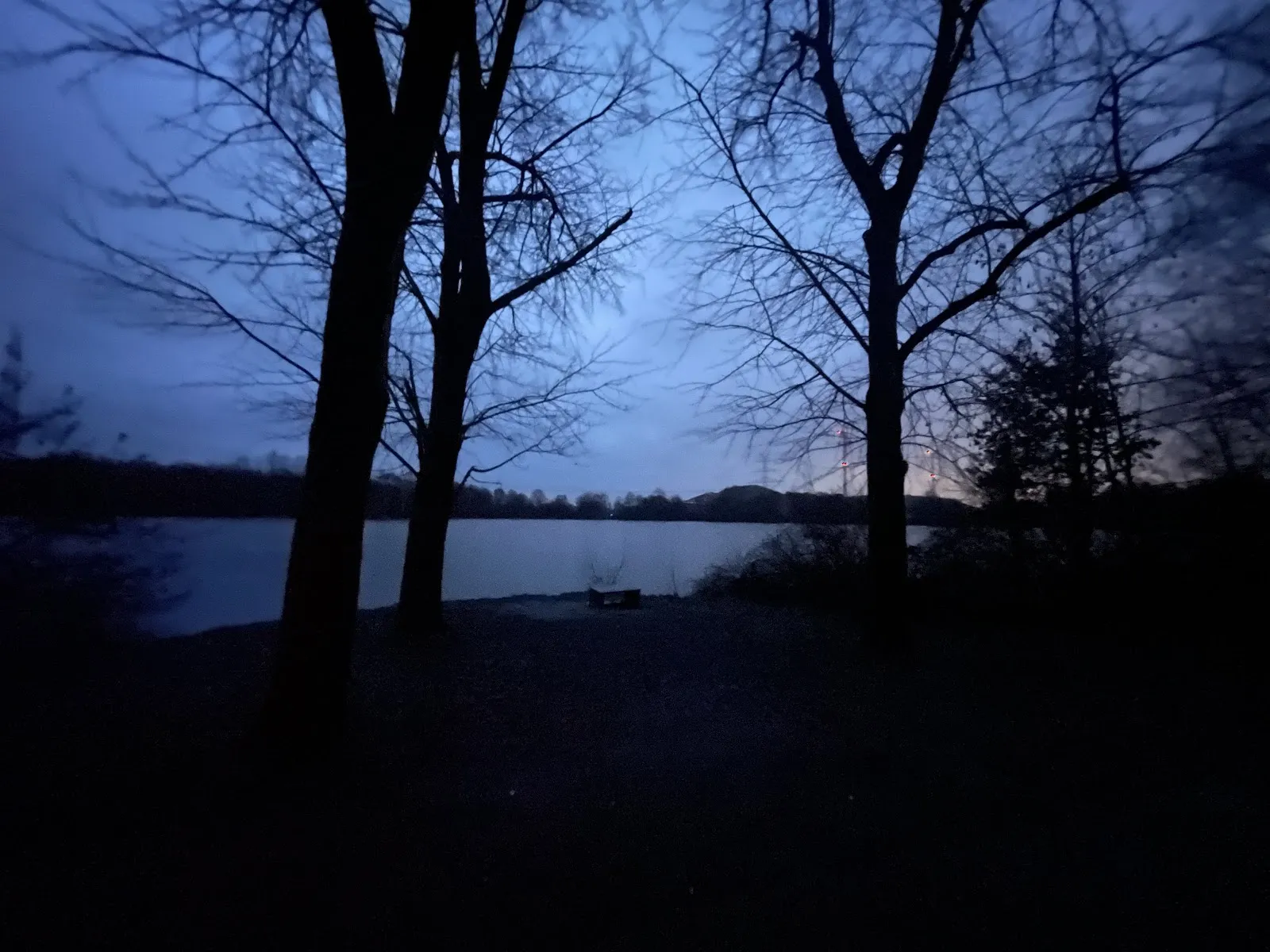 Вид на озеро Валлер-Фельдмарк с зелеными берегами и водной гладью.