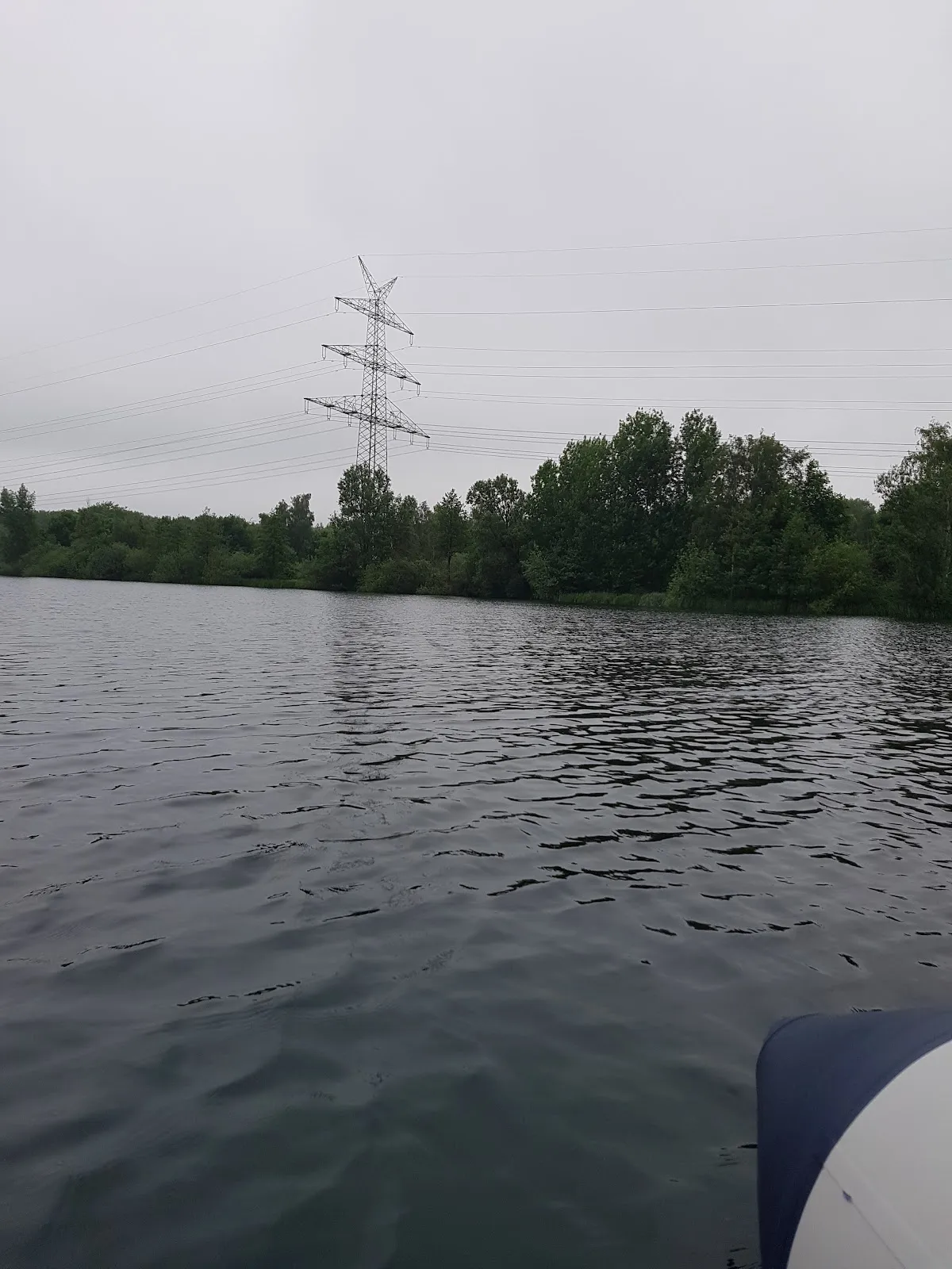 Вид на озеро Валлер-Фельдмарк с зелеными берегами и водной гладью.