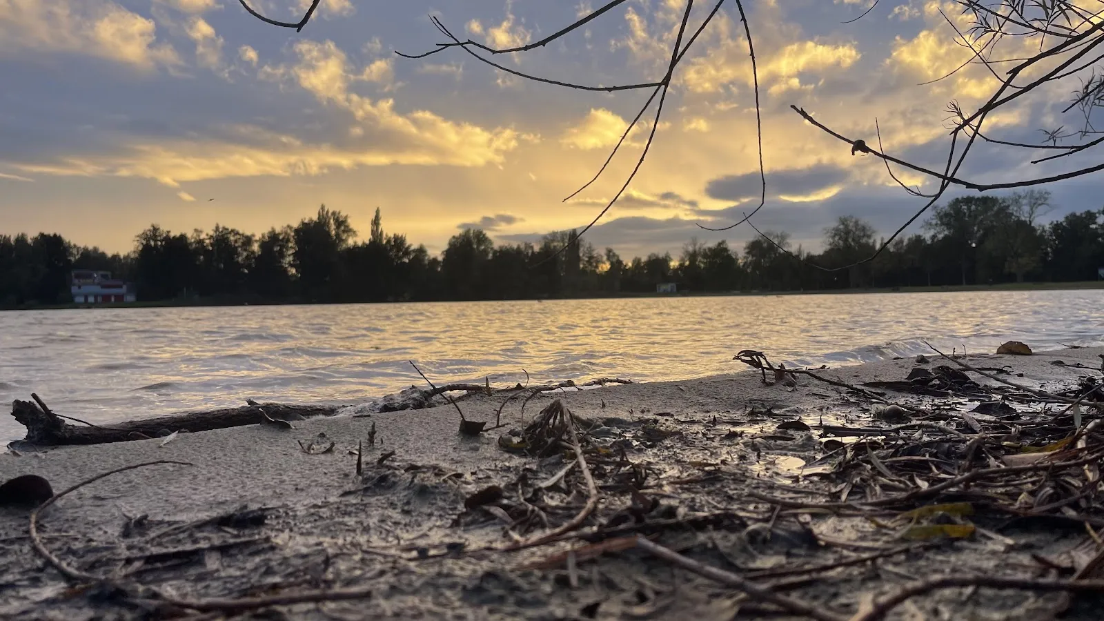 Вид на озеро Валлер-Фельдмарк с зелеными берегами и водной гладью.