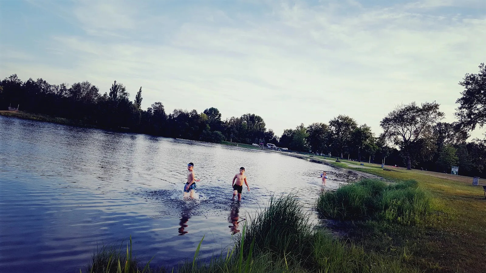 Вид на озеро Валлер-Фельдмарк с зелеными берегами и водной гладью.