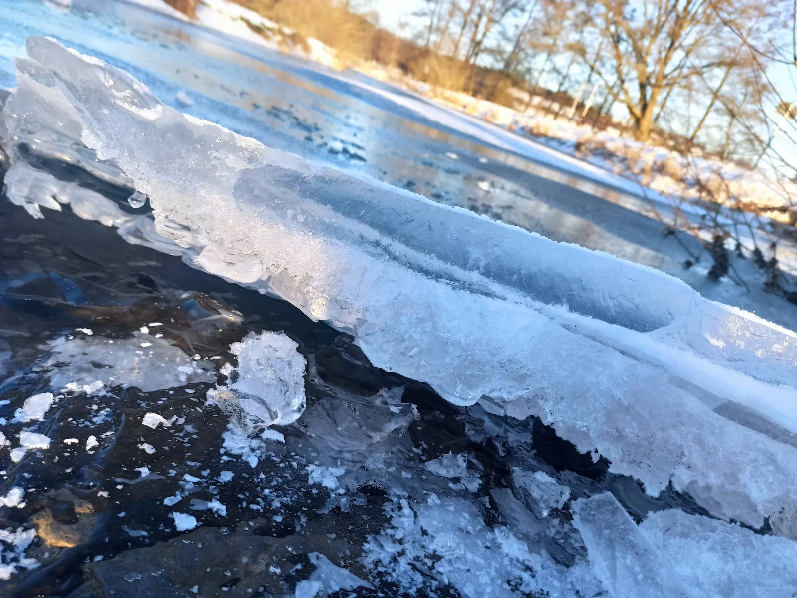 Вид на озеро Вора-Зандфанг с зеленью по берегам