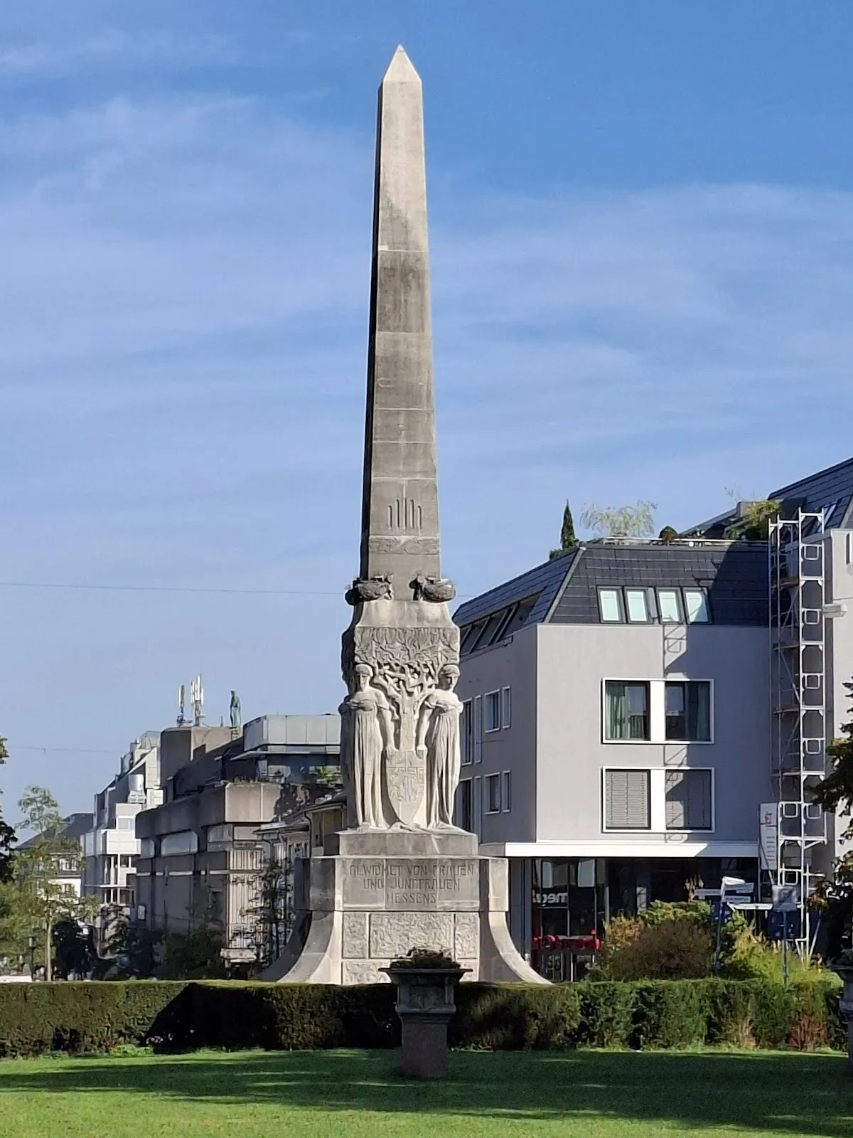 Памятник Цесаревичу Николаю и Принцессе Алисе