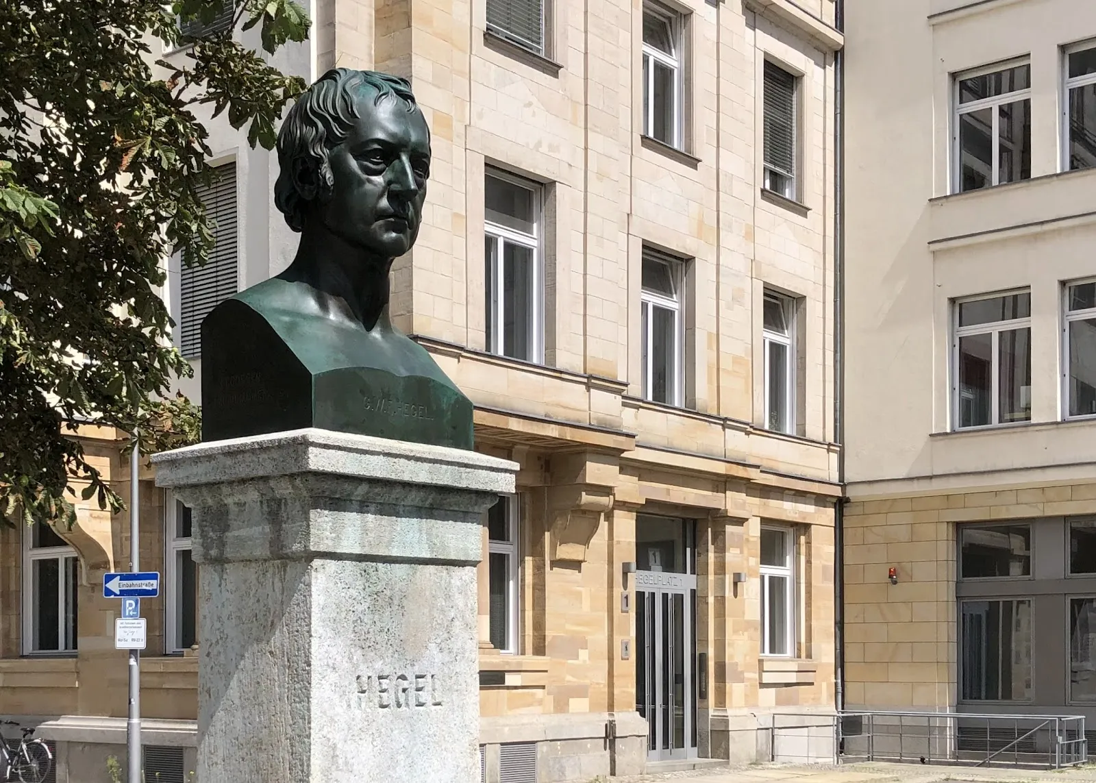 Памятник Георгу Гегелю в Берлине