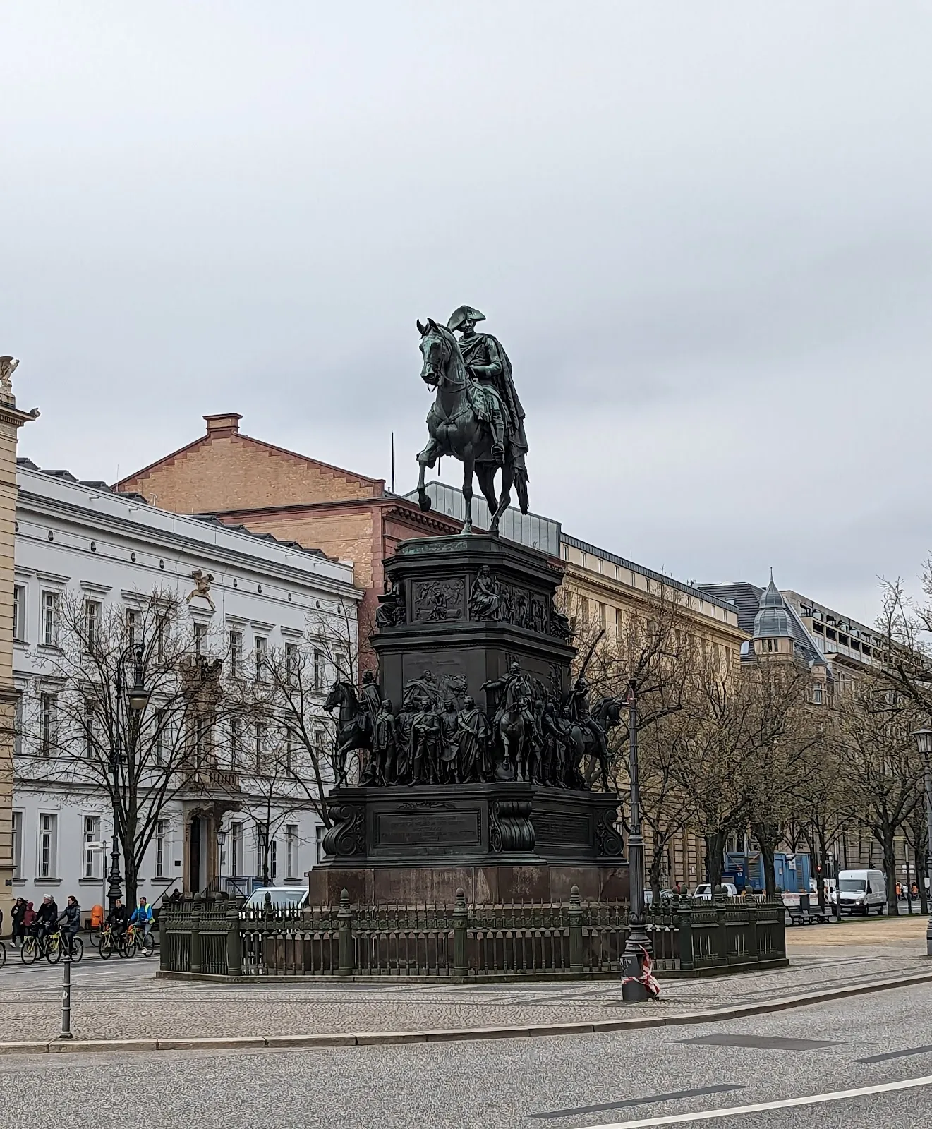 Памятник Георгу Гегелю в Берлине
