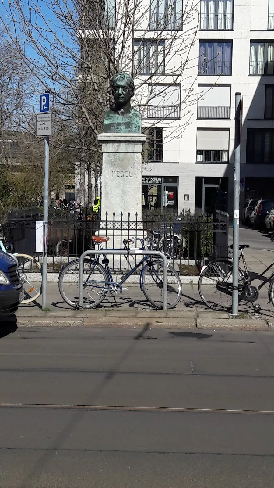 Памятник Георгу Гегелю в Берлине