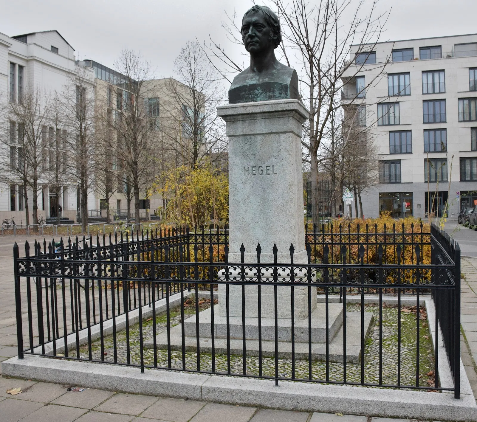 Памятник Георгу Гегелю в Берлине