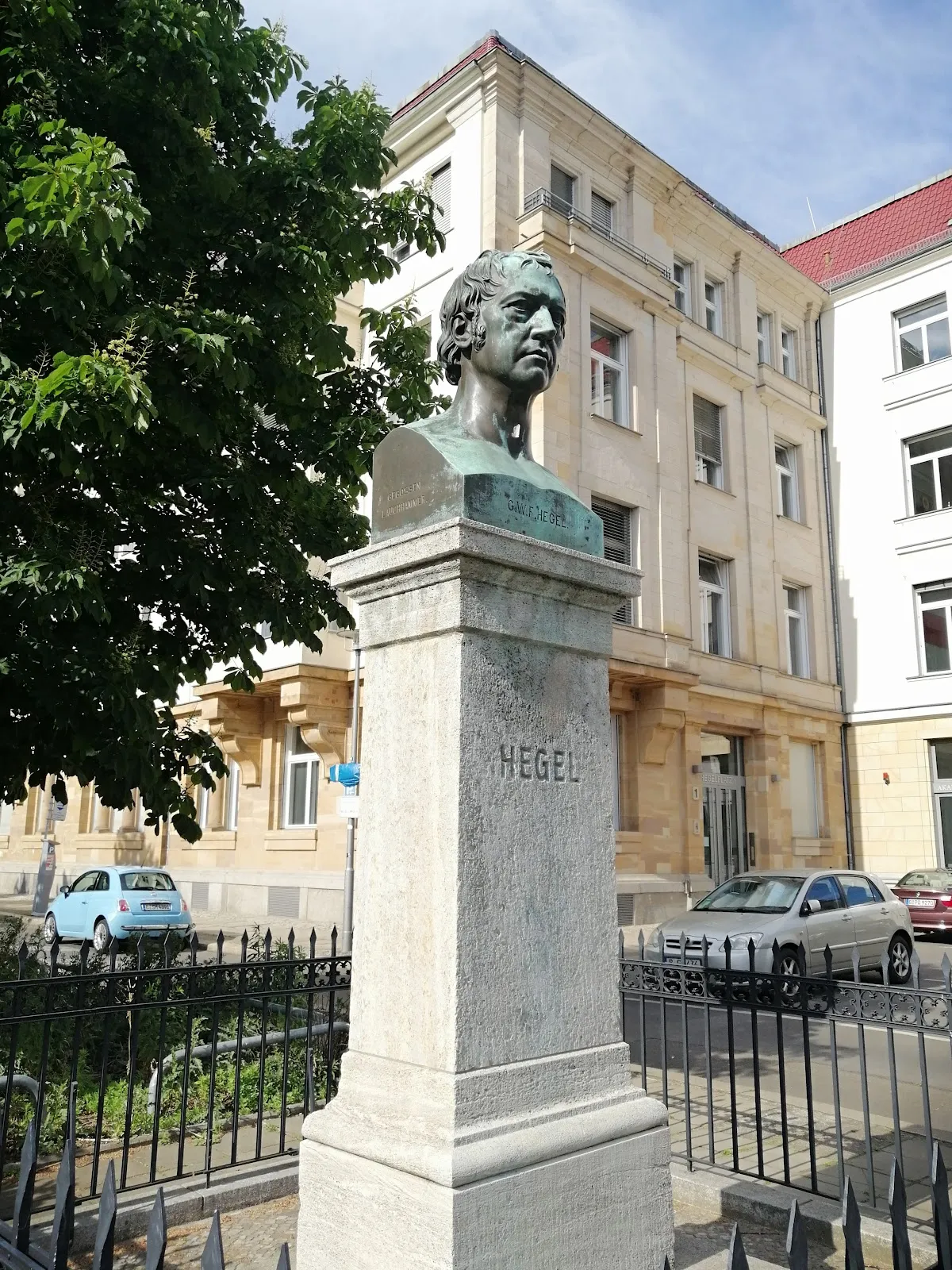 Памятник Георгу Гегелю в Берлине