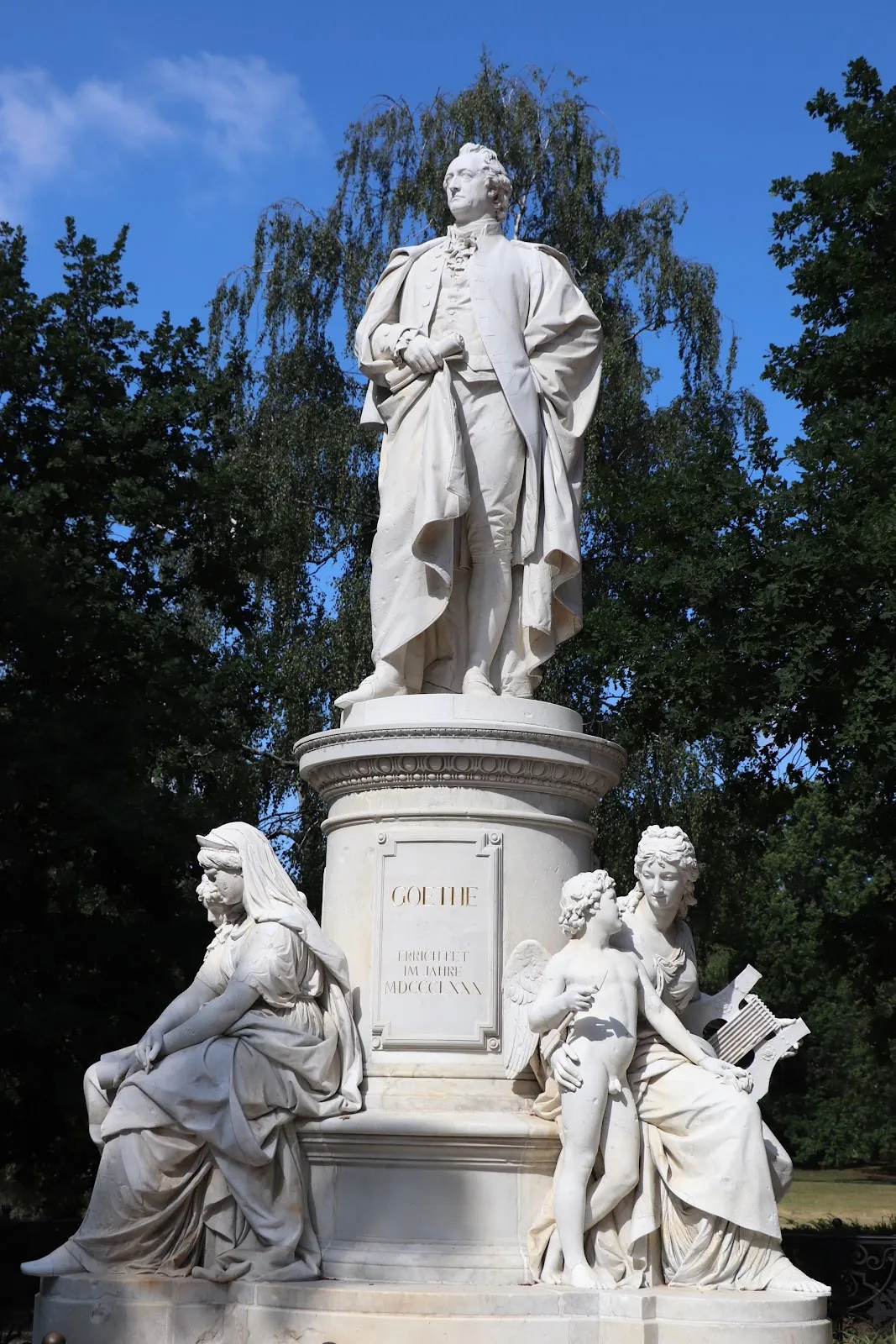 Памятник Гёте