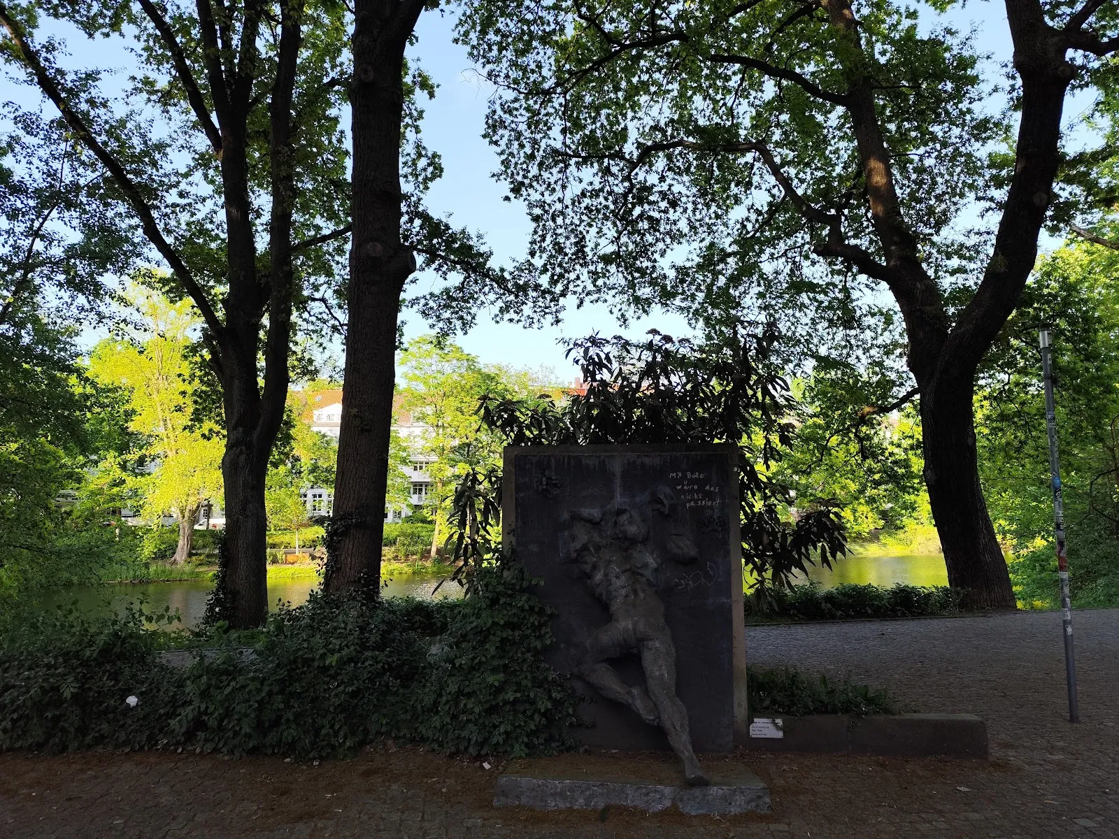 Памятник «Конец» в Бремене, Германия