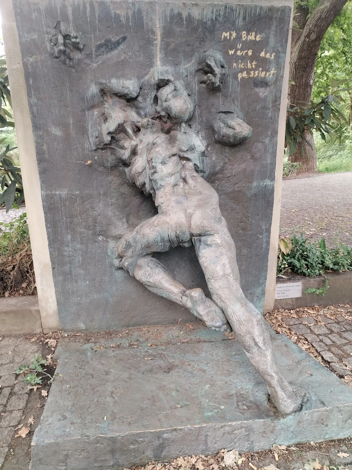 Памятник «Конец» в Бремене, Германия