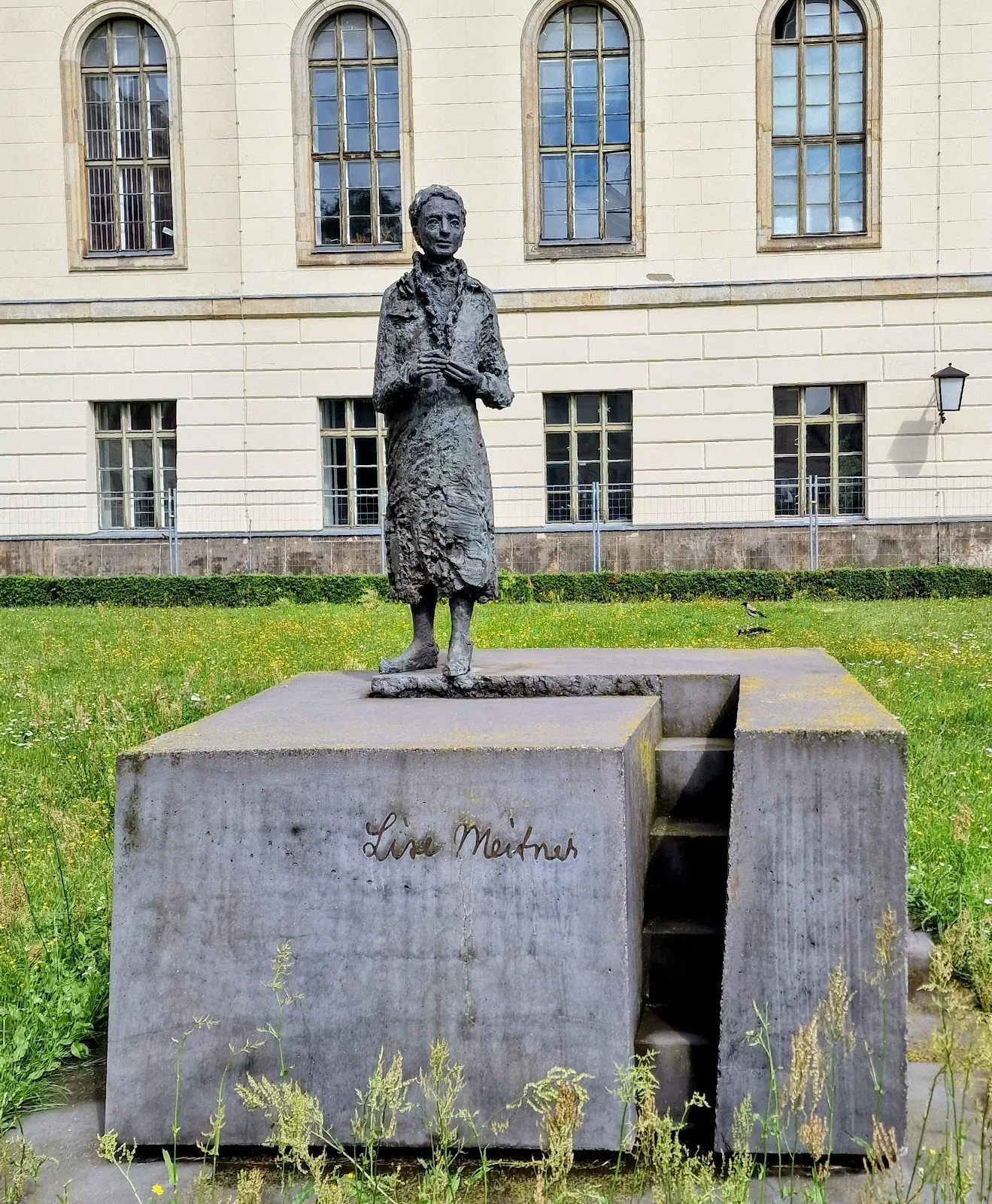 Памятник Лизе Мейтнер в Берлине, Германия