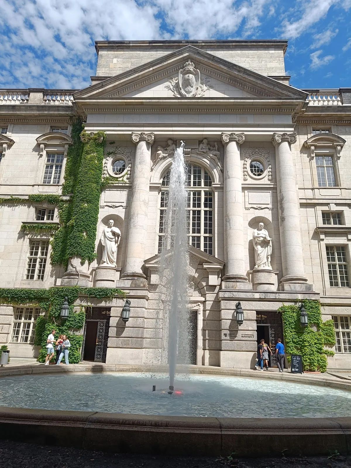 Памятник Лизе Мейтнер в Берлине, Германия