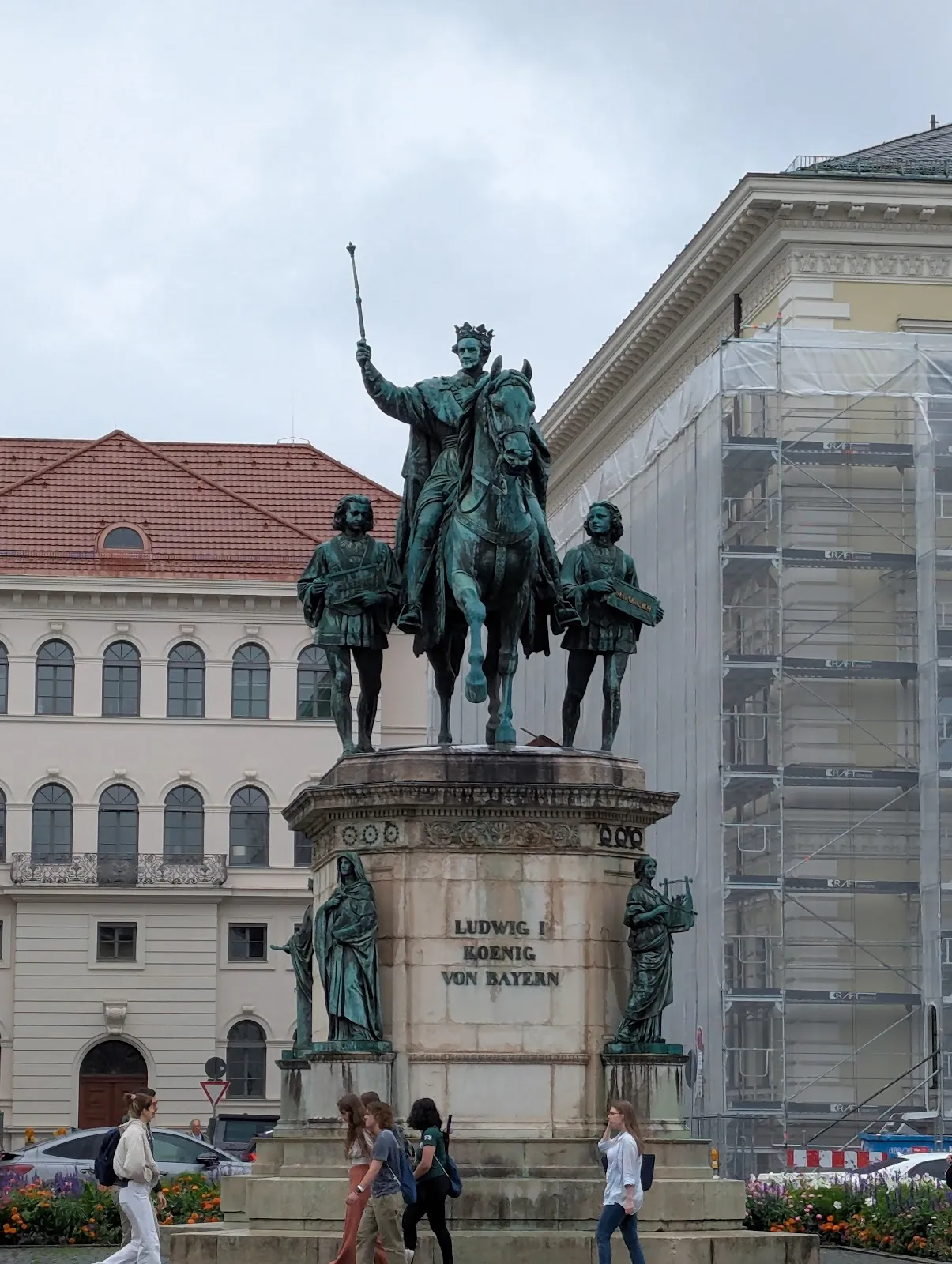 Памятник Максимилиану II в Мюнхене, Германия