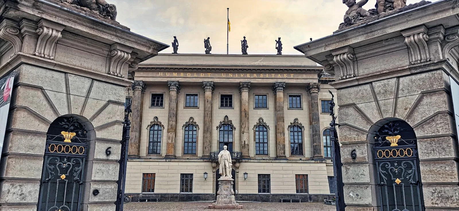 Памятник Максу Планку на улице Унтер-ден-Линден в Берлине