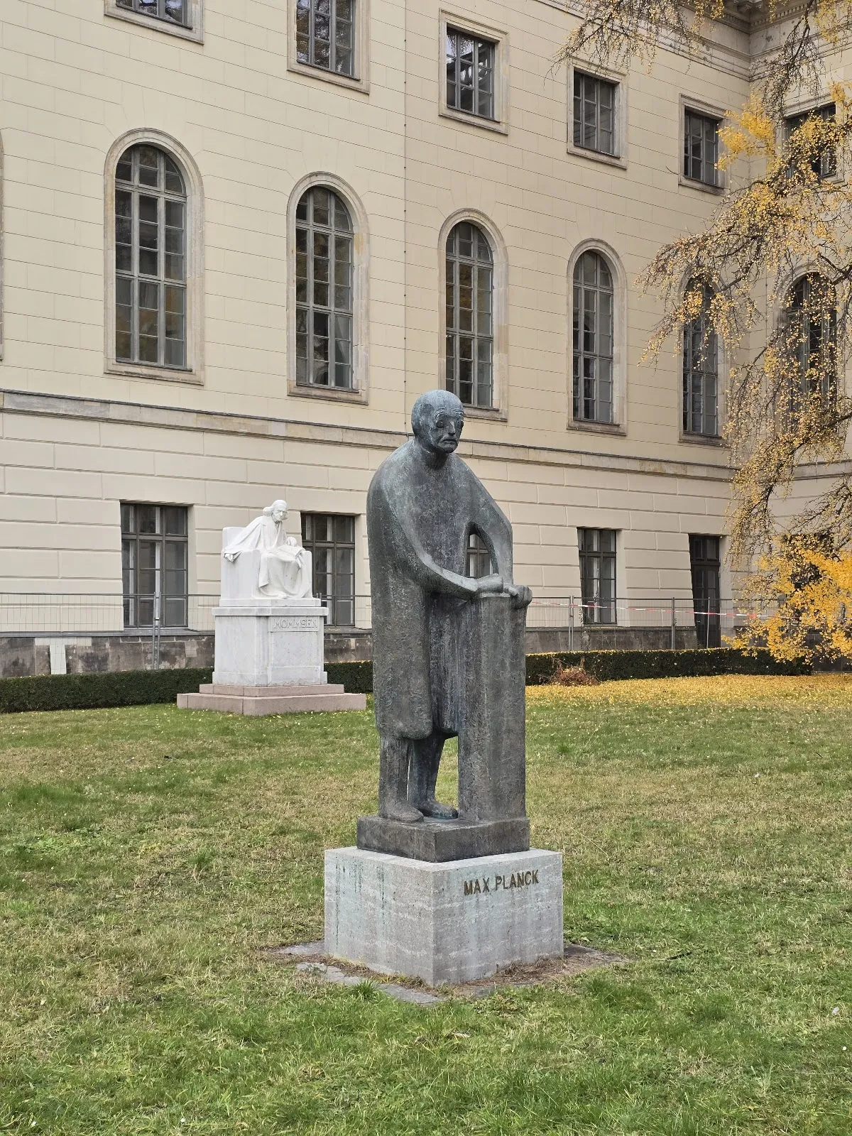 Памятник Максу Планку на улице Унтер-ден-Линден в Берлине