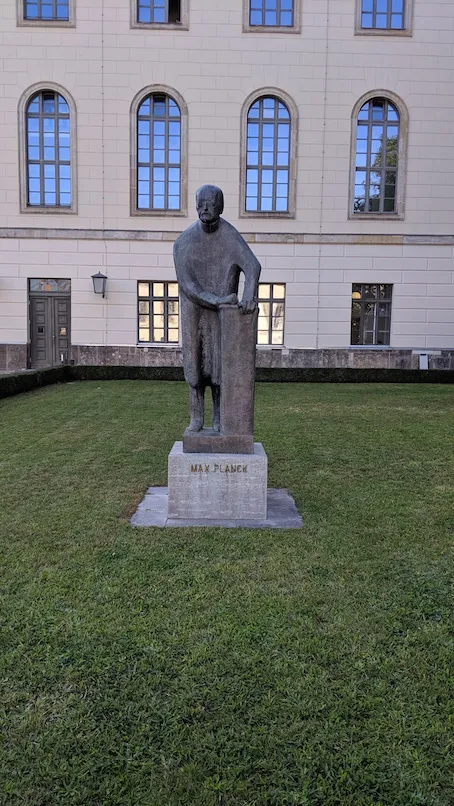 Памятник Максу Планку на улице Унтер-ден-Линден в Берлине