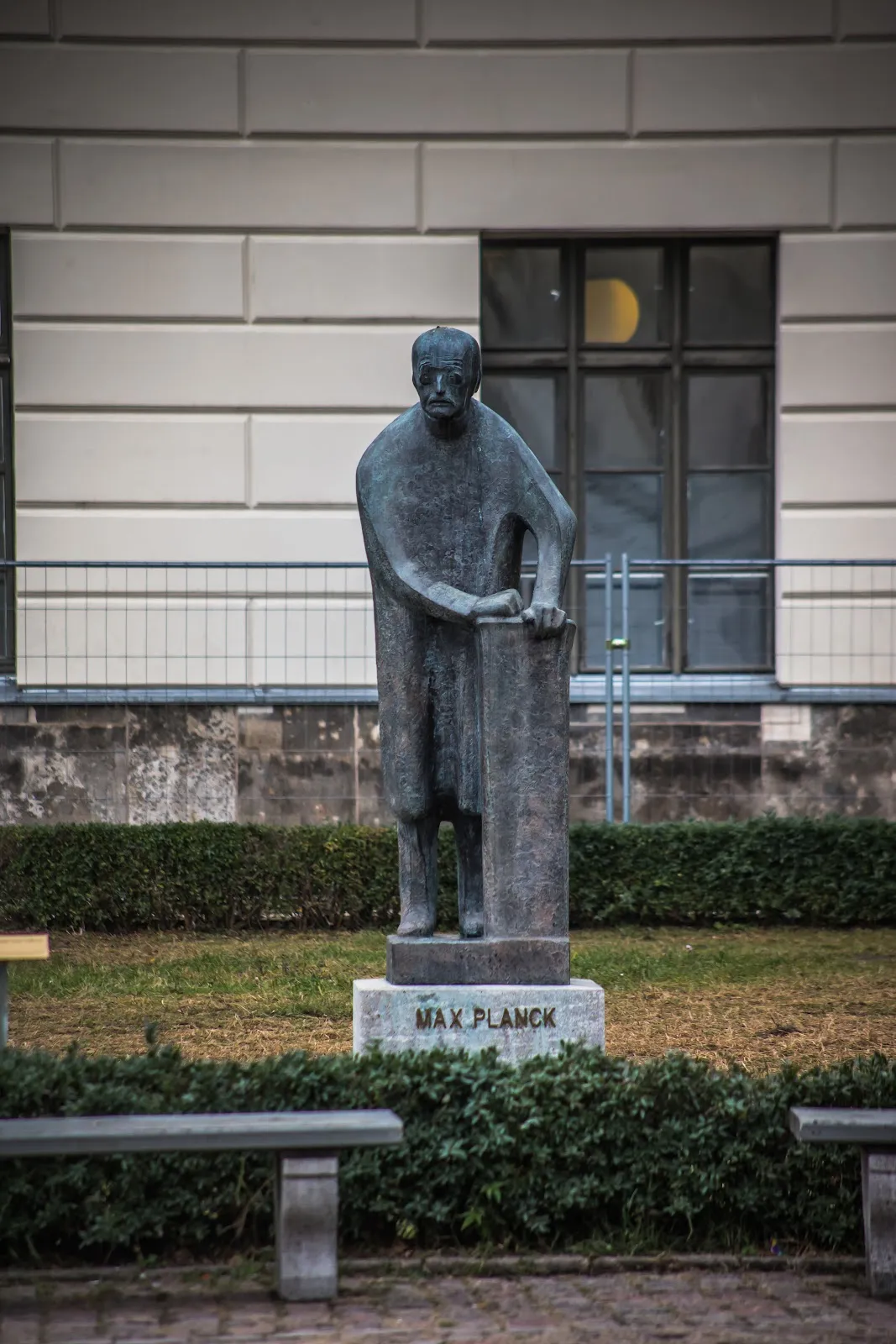 Памятник Максу Планку на улице Унтер-ден-Линден в Берлине