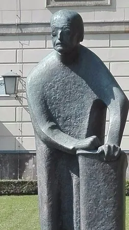 Памятник Максу Планку на улице Унтер-ден-Линден в Берлине