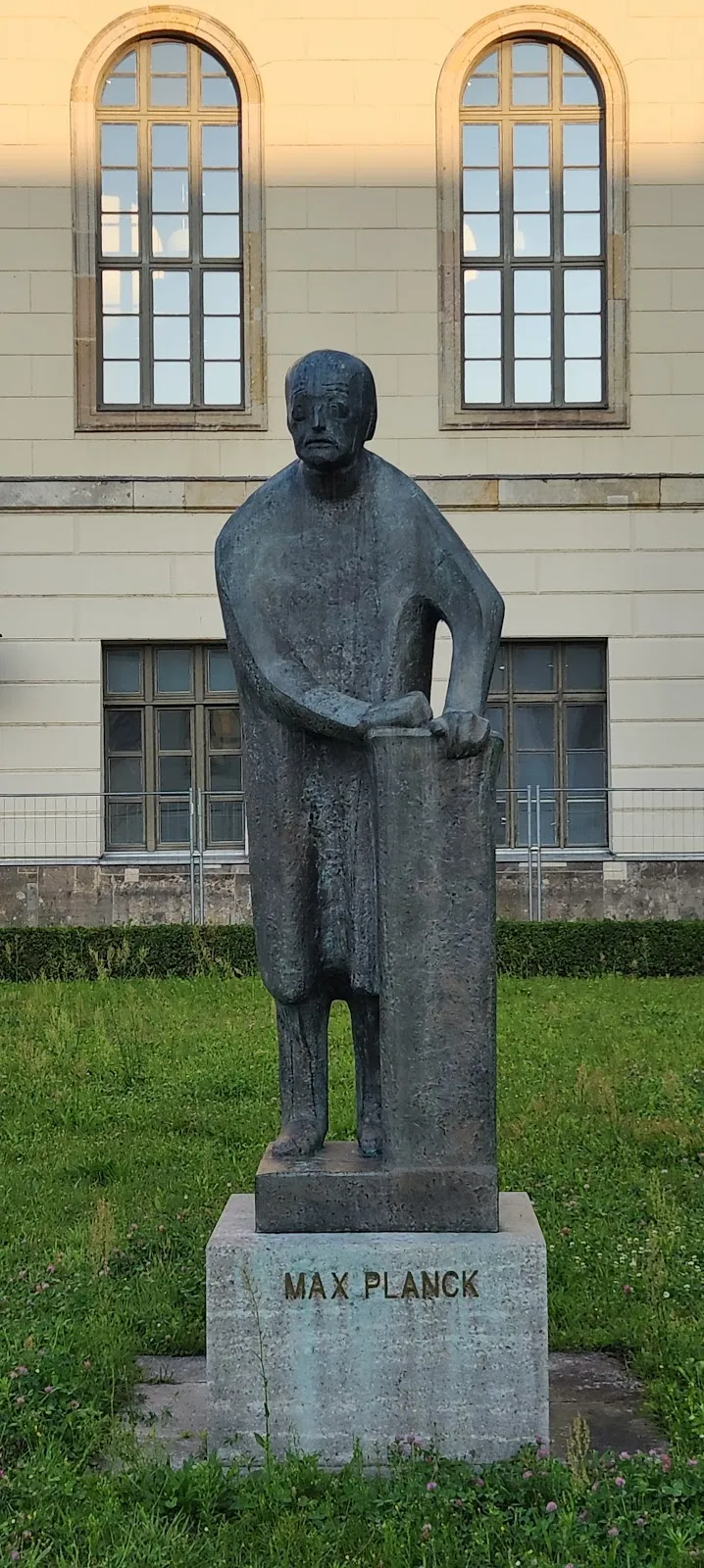 Памятник Максу Планку на улице Унтер-ден-Линден в Берлине