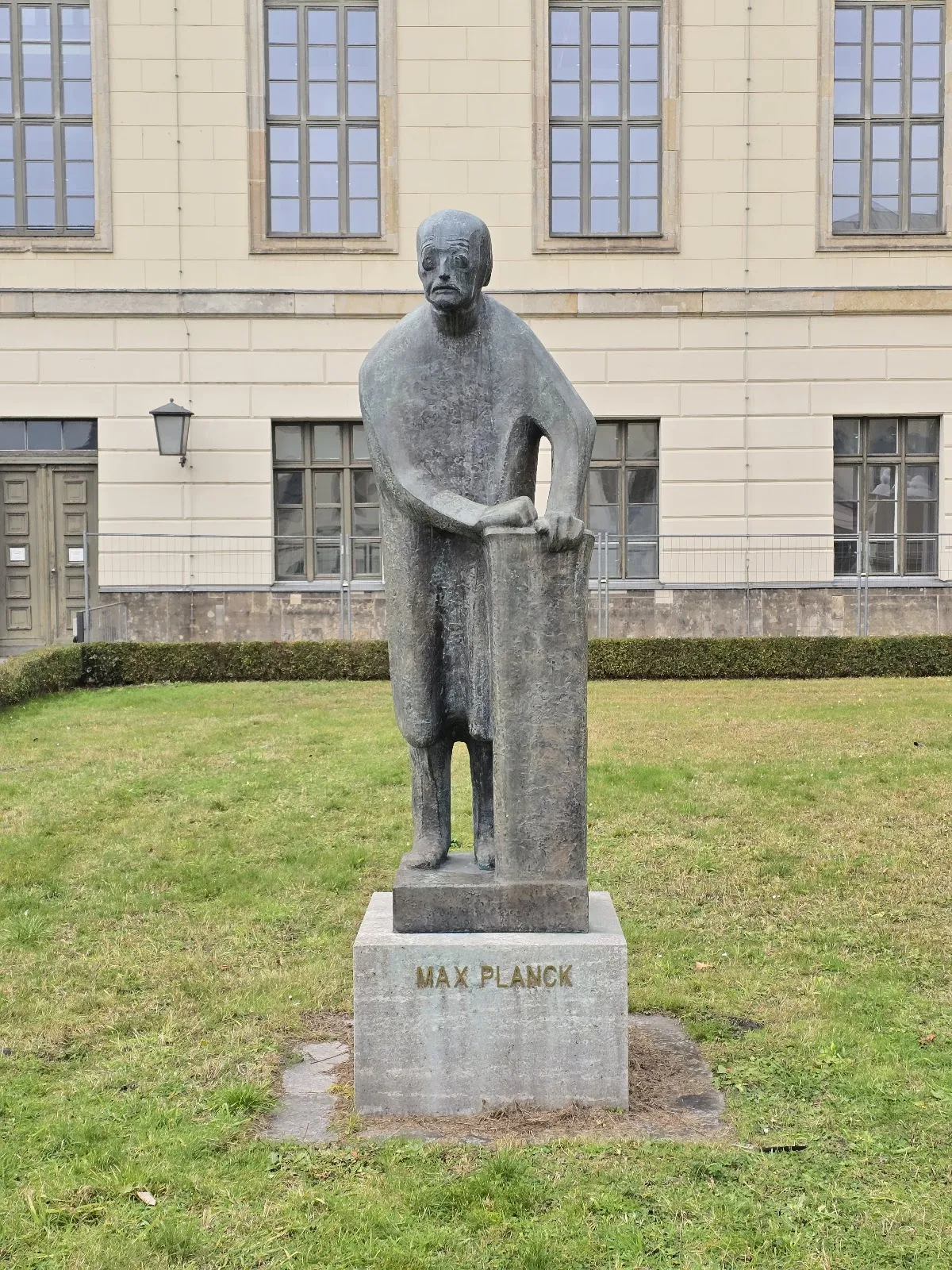 Памятник Максу Планку на улице Унтер-ден-Линден в Берлине